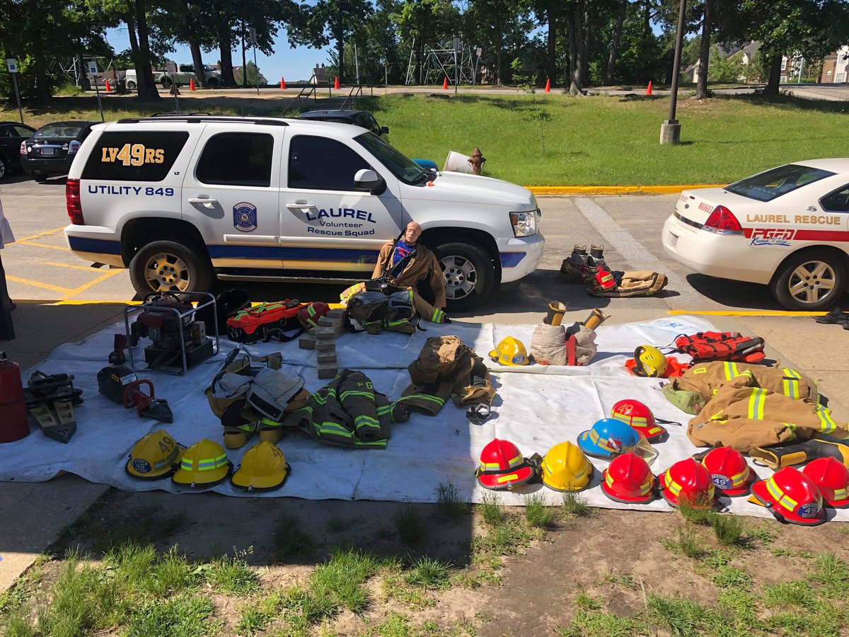 LVRS49's tweet photo. Co.49 crew at Montpelier Elementary School's career day today! #startthemyoung #futureEMTs #futurefirefighters #volunteerpride #volunteerrecruitment https://t.co/rZbDNcCjpE