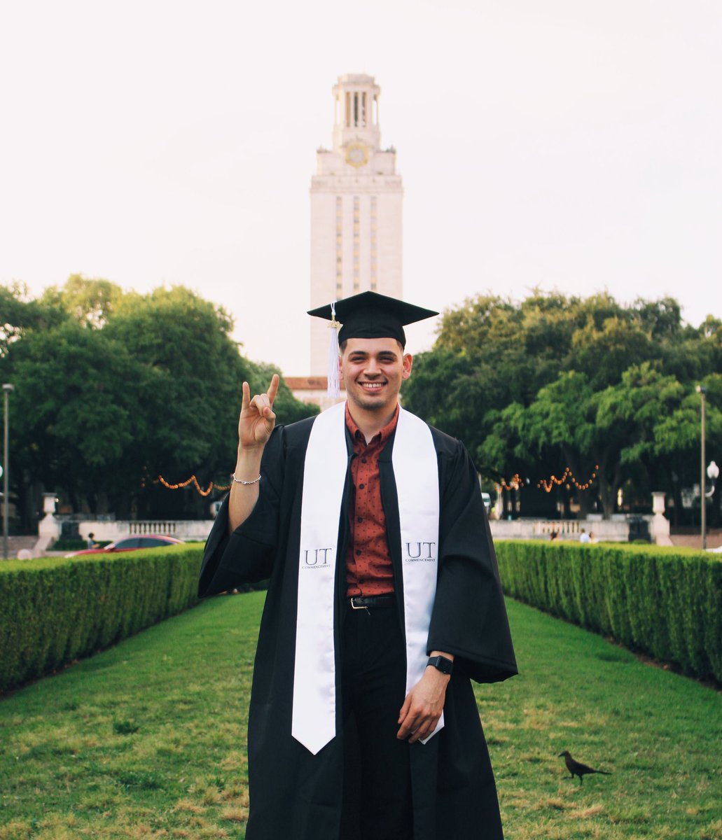 bhristanramirez's tweet image. We out here #UTgrad