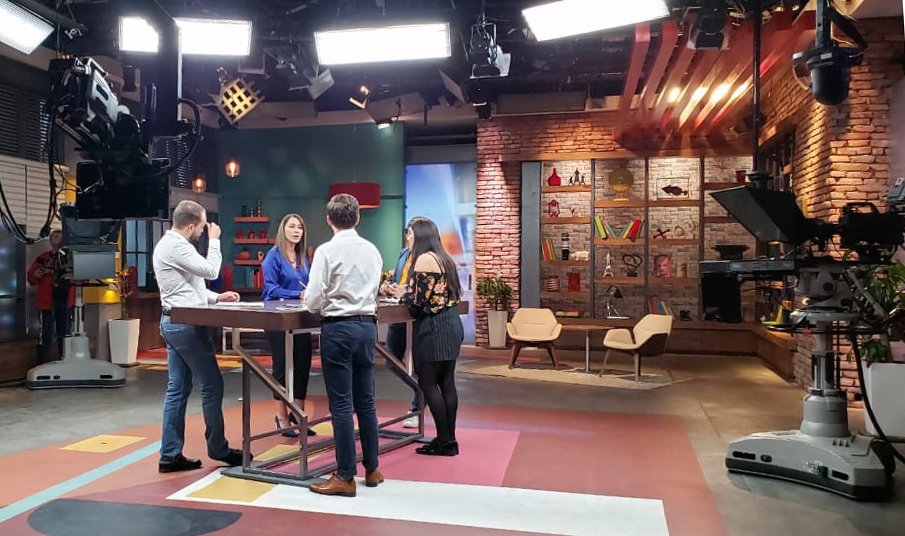 LeonorOtegui's tweet photo. Ya estamos con @genarolozano para iniciar el programa #PuntoyContrapunto, en el que hablaremos de la ley de cultura cívica, derechos humanos y  transparencia en el @Congreso_CdMex 

Nos vemos este viernes 24 de mayo a las 11 de la noche, por @Foro_TV

#EstoyDeTuLado https://t.co/iiH2EWK7fS