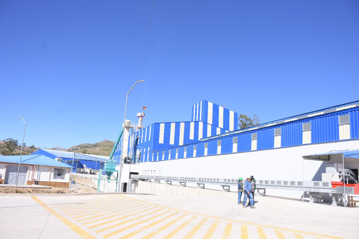 EstebanUrquizuC's tweet image. Otro logro importante para Chuquisaca, hoy el presidente de los bolivianos entregó la fábrica de envases de vidrio #Envibol una de las más modernas de #Sudamérica
#MayoConObras #MayoDeLaRevolución