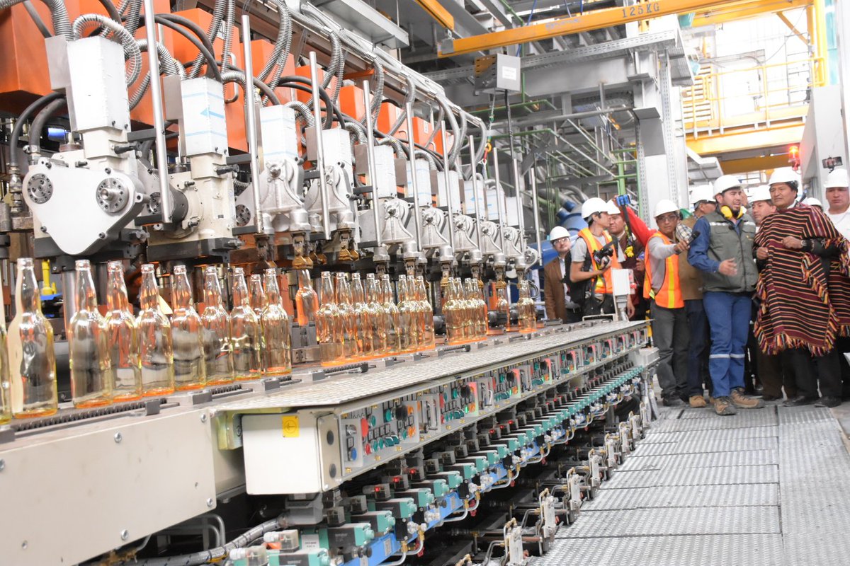 EstebanUrquizuC's tweet image. Otro logro importante para Chuquisaca, hoy el presidente de los bolivianos entregó la fábrica de envases de vidrio #Envibol una de las más modernas de #Sudamérica
#MayoConObras #MayoDeLaRevolución