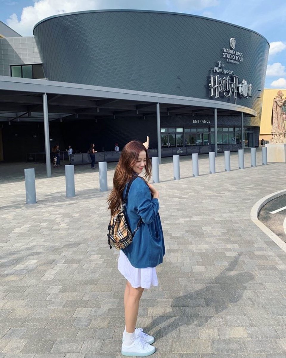 Team Bllɔkpiik Ygofficialblink Jisoo Exploring The Harry Potter Studio Tour In New Instagram Photos