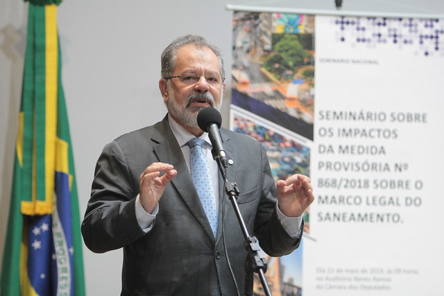 RhafaelPadilha's tweet photo. [#DESENVOLVIMENTOURBANO] Deputado @depmarcelonilo diz não à MP 868, que trata do marco legal do #SaneamentoBásico https://t.co/e174zpR2uA via @psbnacamara https://t.co/wKfxEjY72Q