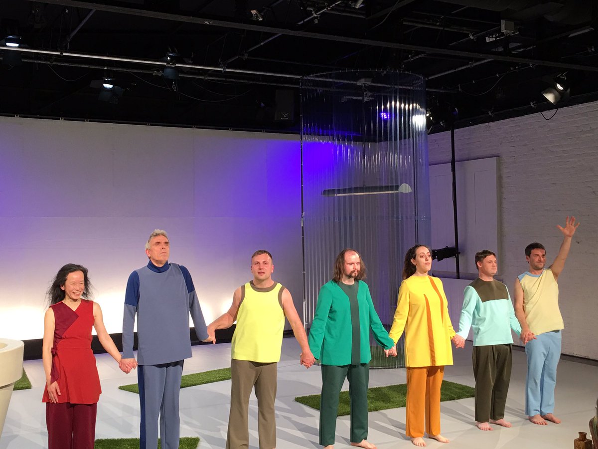 Wir waren wieder im #thikwa. Diesmal:  „Die Butterblumen des Guten“ - eine extatische Séance. Schöne, schräge Performance mit tollen Spielern. Zu sehen auch wieder im Rahmen des @PAFBerlin vom 29.5.-1.6.