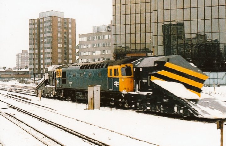 RailwayCentral's tweet photo. #Class33 33019 with a pair of #Flangeway #SnowPloughs.... Now Preserved &amp; Operational @anjrailway #Leicestershire.... @BRCWCo.... @RailwayCentral https://t.co/rVd5yZ98uE