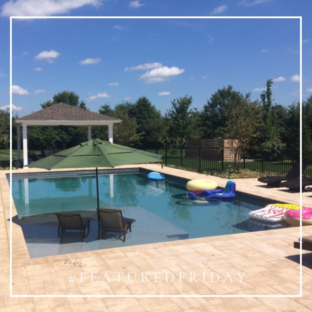 #FeaturedFriday - Who loves in pool seating as much as us?! 
#FieldofDreams #FieldofDreamsLawn #luxurypool #beachentry #poolside