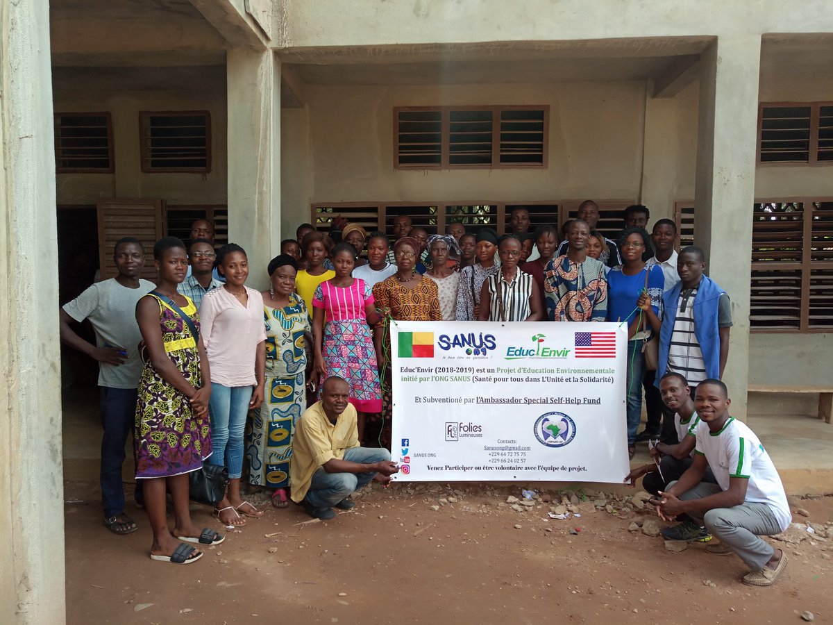 OngSanus's tweet photo. Un grand merci à tout ceux et celles qui étaient avec nous le samedi passé lors de la formation portant sur la gestion des #déchetsménagers et la pratique du #compostage.#educenvir
#sanusong
#quartierpropre
#ConnaisTonMilieuDeVie
#USEmbassyBenin https://t.co/UByKJZkHlF