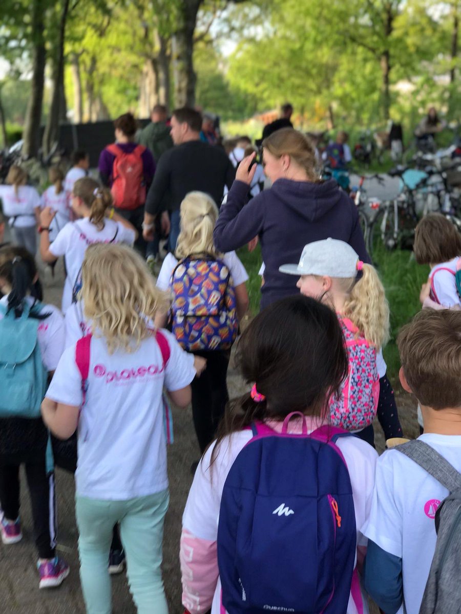 IKCSterrenschip's tweet photo. De @Avond4daagse in Assen zit er weer op. Het weer zat mee ☀️ en de sfeer was goed Gefeliciteerd toppers! 💪🏻🏅 #avondvierdaagse #lopendoejesamen #lekkersportief https://t.co/0Nnc8J5JJu