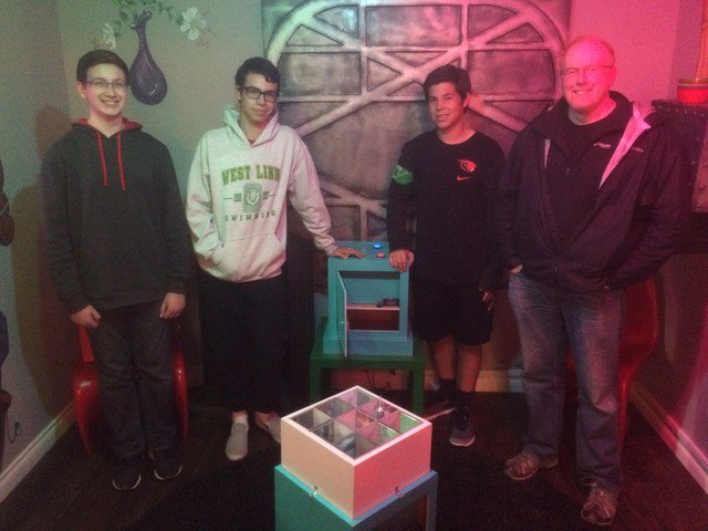 Need an excuse to get the gang together for some quality time? The #AlienZoo is open and accepting test subjects--um, I mean guests.
#escaperoom #pdxtravel #puzzle #pdx #EscapsimPortland