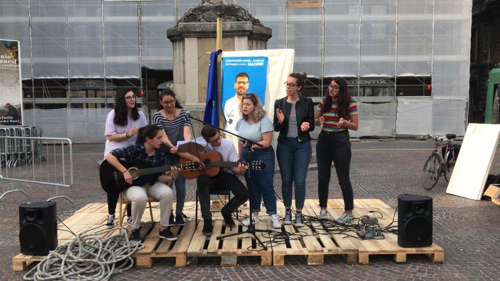 CarloFalcone3's tweet photo. #ReggioEmilia #26maggio2019 #VotaPiùEuropa #scriviFalcone #elezioniamministrative #schedazzurra #lavoro #sanità #ambiente #migrazioni #trasporti #amistad #festafinale #limpensabilenovitàcontinua @Piu_Europa @lucavecchi72 https://t.co/JaR5PmZYiP