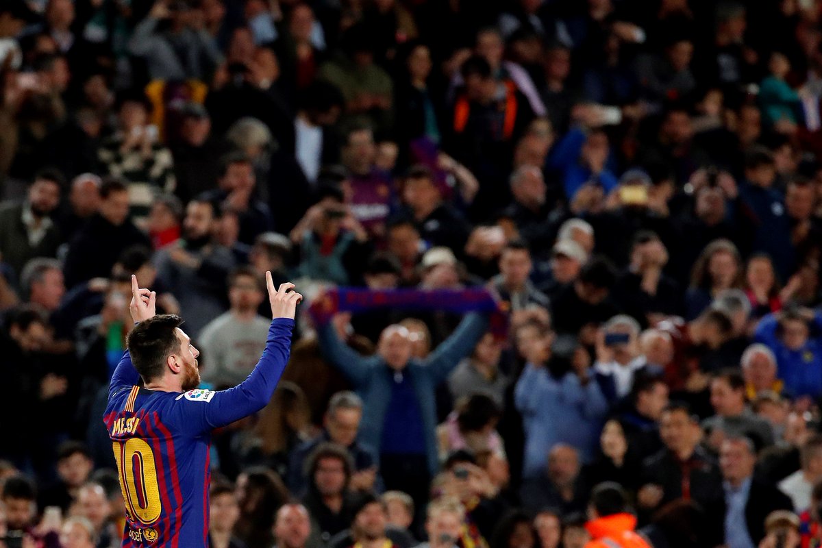 SC_ESPN's tweet photo. ¡LA LEYENDA CONTINÚA 🔟🙌🏼! Por sexta vez en su carrera, Lionel Messi se queda con la Bota de Oro de esta temporada. ¡Dale RT si creés que es el mejor jugador de la historia! https://t.co/8lYquPfIBw