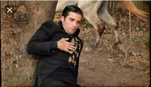 Quando eu vou ir no banheiro de madrugada e me olho no espelho