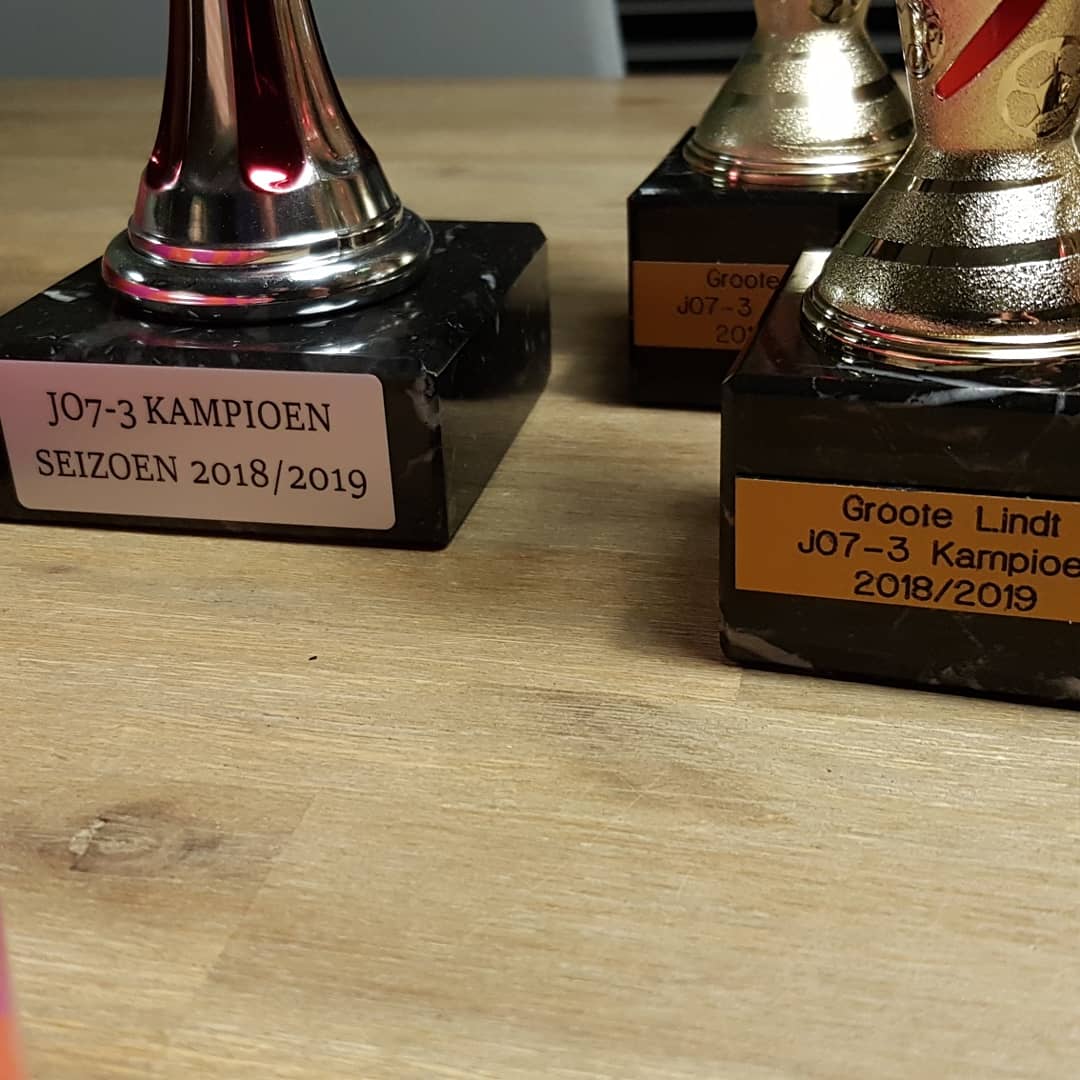 RichardVanDie's tweet photo. Morgen de laatste wedstrijd voor @grootelindt JO7-3. Geen punt verspeeld in seizoen 2018/2019 dus nu al #kampioen ongeacht de uitslag! Kom kijken om 08.30u #thuis #verrassing ๐คซ #toppertjes #mooisteclub #grootelindt #trotsetrainer #trotsepapa #feestjebouwen #bekers #confetti https://t.co/czhYS7nvkE