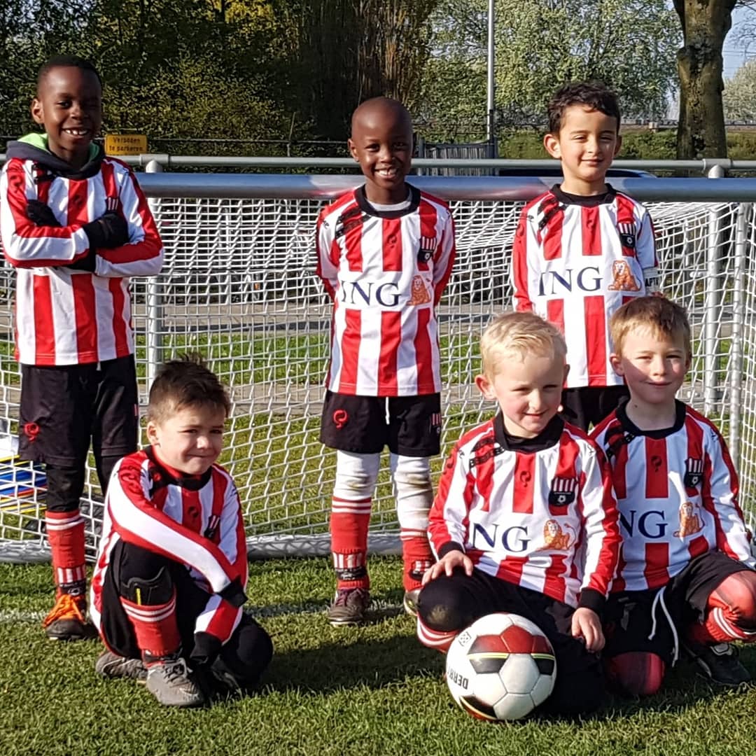 RichardVanDie's tweet photo. Morgen de laatste wedstrijd voor @grootelindt JO7-3. Geen punt verspeeld in seizoen 2018/2019 dus nu al #kampioen ongeacht de uitslag! Kom kijken om 08.30u #thuis #verrassing ๐คซ #toppertjes #mooisteclub #grootelindt #trotsetrainer #trotsepapa #feestjebouwen #bekers #confetti https://t.co/czhYS7nvkE