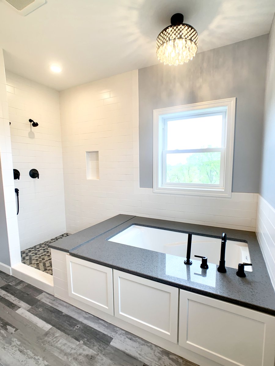 JohnMichaelHom1's tweet photo. We're loving the contrasting black &amp; white touches the owners chose throughout this recently completed custom home!  #johnmichaelhomes #dreamdesignbuild #homebuilder #customhomes #customhomebuilder #newconstruction #design #generalcontractor #builder #lakemills #contractor https://t.co/4jnFOMnS73