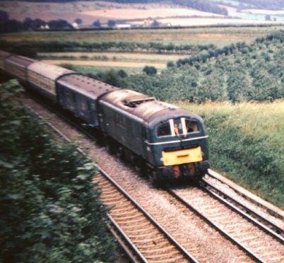 RailwayCentral's tweet image. The Prestigious #Class71 "#GoldenArrow" service seen here between #Polhill &amp;amp; #DuntonGreen which ran between 1961-72.... 📸#BrianMcCombe.... @RailwayCentral