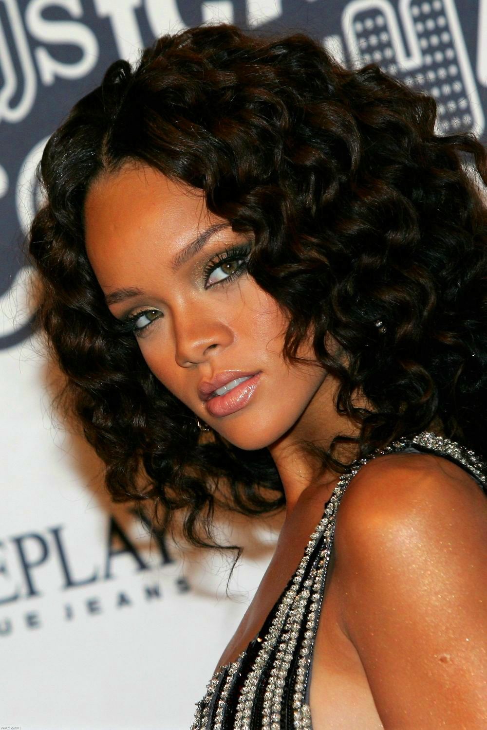 meget dyd forvirring FentyStats on Twitter: "2006: Rihanna scored her first #1 hit less than a  year into her career. Her sophomore album doubled the sales of her debut  and scored triple the amount of