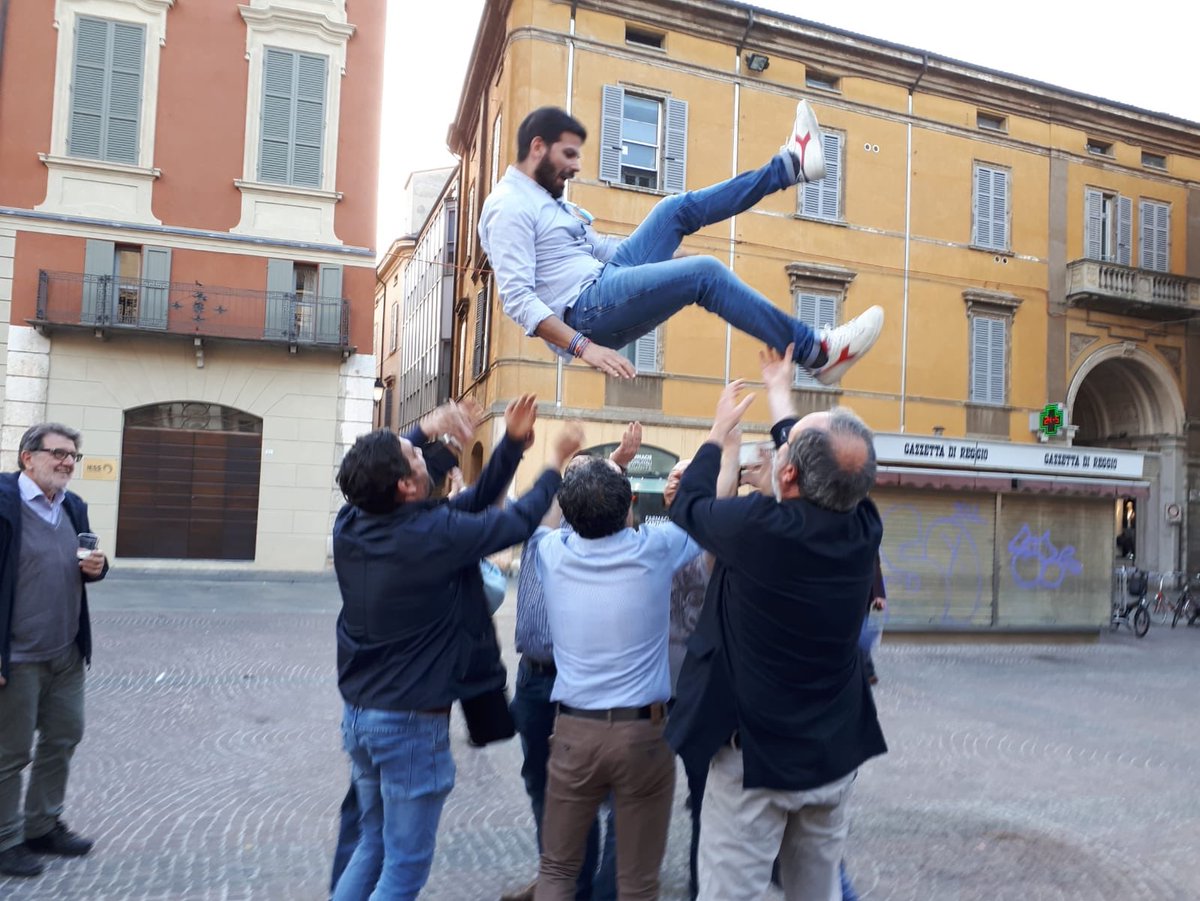 CarloFalcone3's tweet photo. #ReggioEmilia #26maggio2019 #VotaPiùEuropa #scriviFalcone #elezioniamministrative #schedazzurra #lavoro #sanità #ambiente #migrazioni #trasporti #amistad #festafinale #limpensabilenovitàcontinua @Piu_Europa @lucavecchi72 https://t.co/za9tZYKfTX