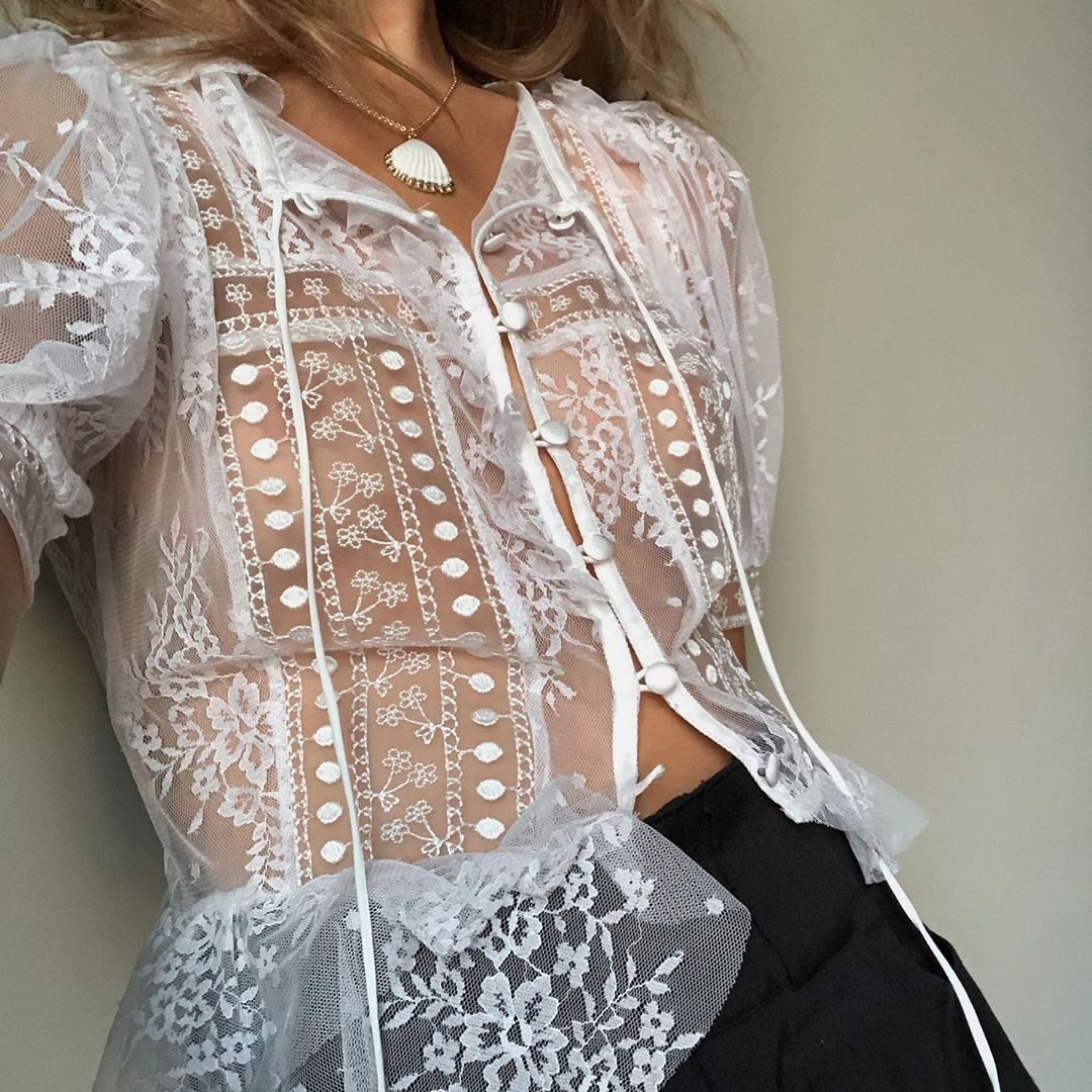 LoveandLemons's tweet photo. #JessAlizzi in the Limoncella Lace Blouse #GIRLSinLOVE
https://t.co/tapXfQZEf0 https://t.co/5qzztnXDBE