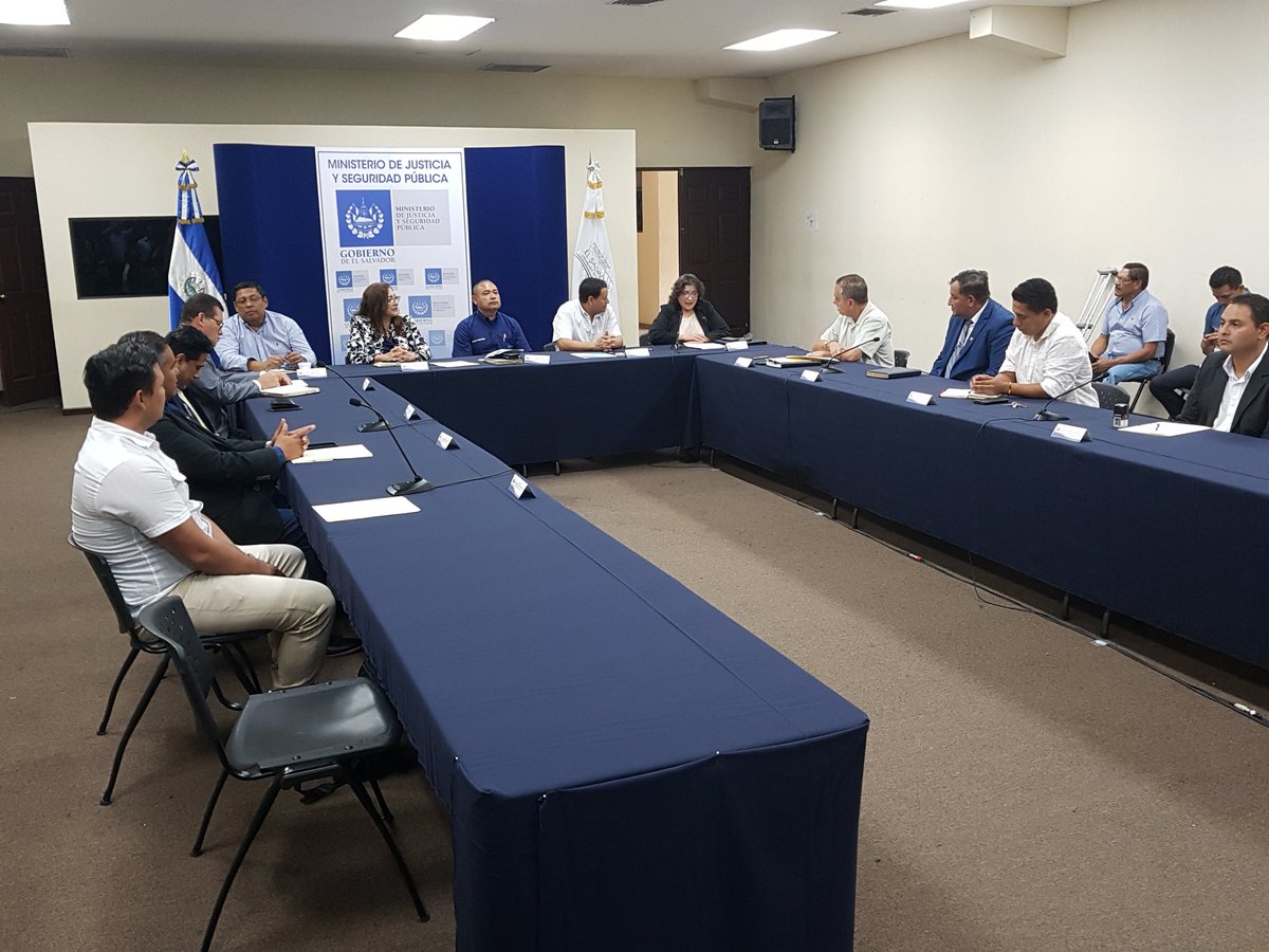 SeguridadSV's tweet photo. Con esta iniciativa serán apoyados 14 proyectos de construcción, mejoramiento o remodelación de espacios públicos, en los que @MiSeguridad_SV invertirá un total de 2 millones, 302 mil dólares, fondos provenientes de la @UEenElSalvador. https://t.co/L8aj5HHLVw