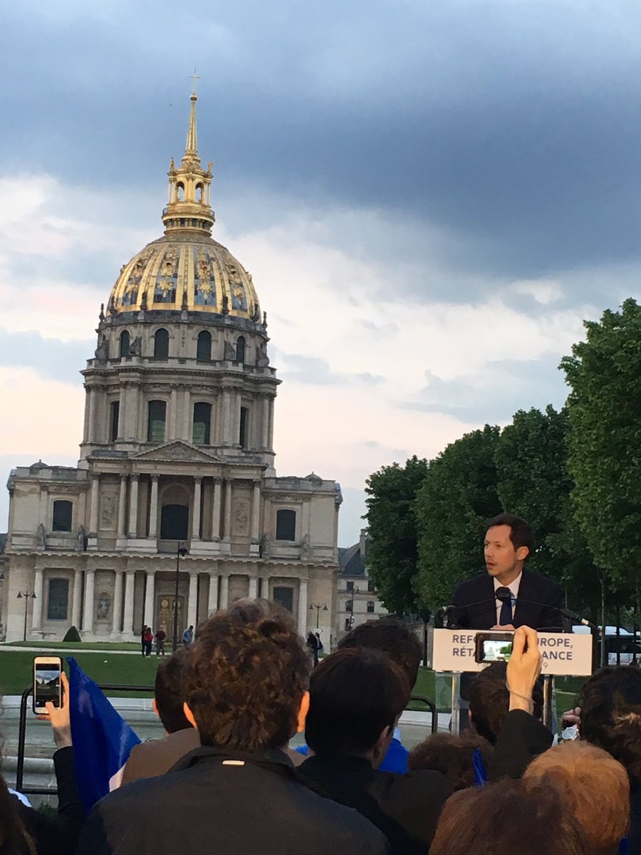 jeunesrep91's tweet photo. Une très belle campagne s’achève ce soir. Elle nous aura montré qu’un grand espoir est de retour pour notre jeunesse, autour de @fxbellamy 
« Tenez bon, tenez ferme, soyez fidèles »
Un seul tour ce dimanche, votez et faites voter pour l’Union de la Droite et du Centre ! 🇪🇺🇫🇷 https://t.co/3dnccOietw