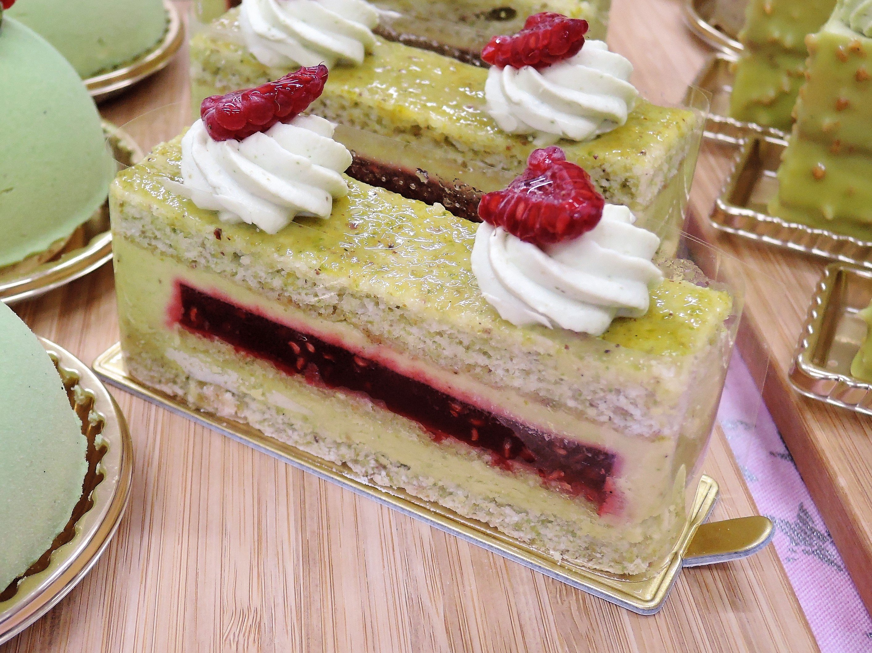 シン エーグルドゥースのピスターシュ65 ピスタチオのダクワーズにムース フランボワーズと組み合わせて甘酸っぱさをプラス ケーキ スイーツ Cake Sweets スイーツ好きな人と繋がりたい エーグルドゥース ピスターシュ65 目白 甘党スイーツ