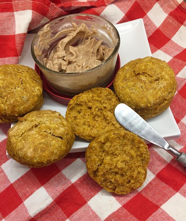 MarketRecharge's tweet photo. What to do on a ☔️ rainy Friday?  Bake Whole Wheat 🌾 Pumpkin Muffins.  #tasty #yum&amp;yummer #biscuits #baking #rainyday #pumpkin #delicious https://t.co/ZjslSfW95u