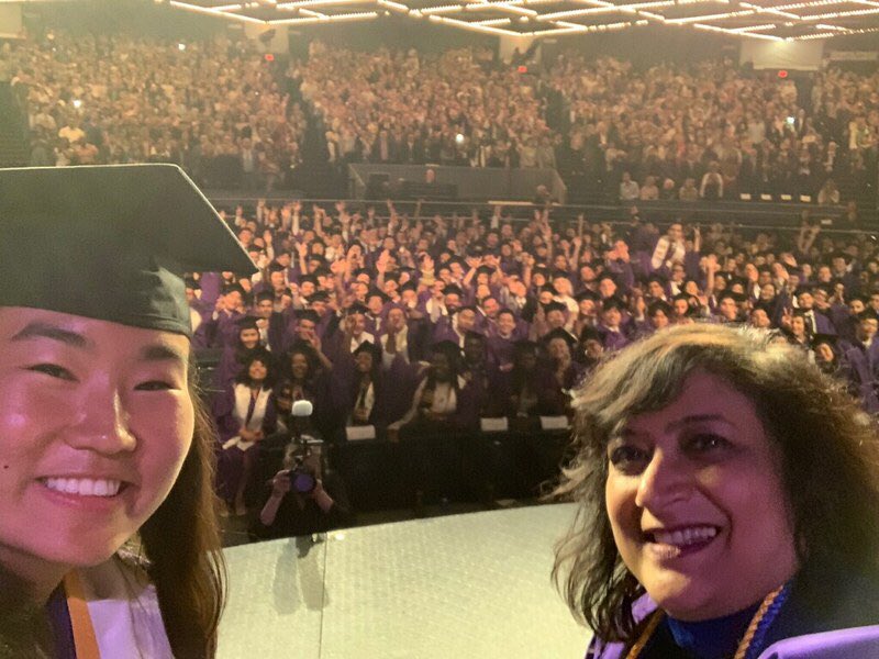 geeta_menon's tweet photo. Congratulations, #Stern2019, youβre officially graduates! Say, βcheese!β #Tradition #ClassPhoto #WeAreStern @SternUC https://t.co/5XlAgrgdKk