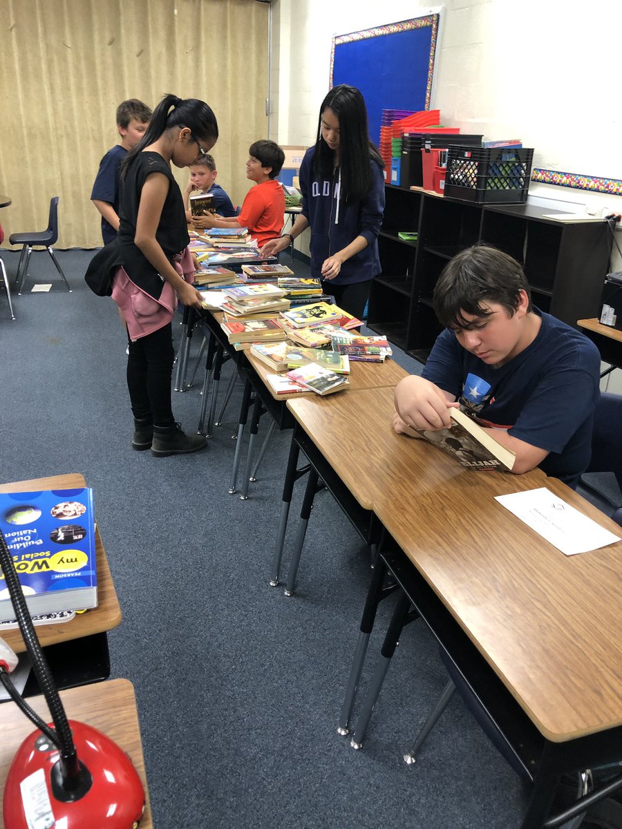 loliver2016's tweet photo. Letting the kids pick a book for summer reading! @JanethLovsBooks, you were my inspiration for this! https://t.co/3VdKDq9APO