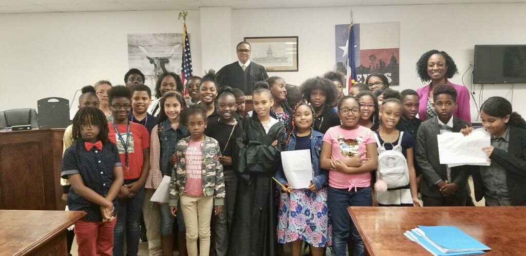 FBCDAO's tweet photo. FBC ADA's Mobi Nwankwo and Tameika Carter working with 4th and 5th grade students at E. Glover Elementary school on their Mock Trial. The students presented their case in Precinct 2 Justice of the Peace Joel Clouser’s courtroom. #fbcdao #todayistomorrow #youngguns #brianmiddleton https://t.co/3nzsYKNAqp