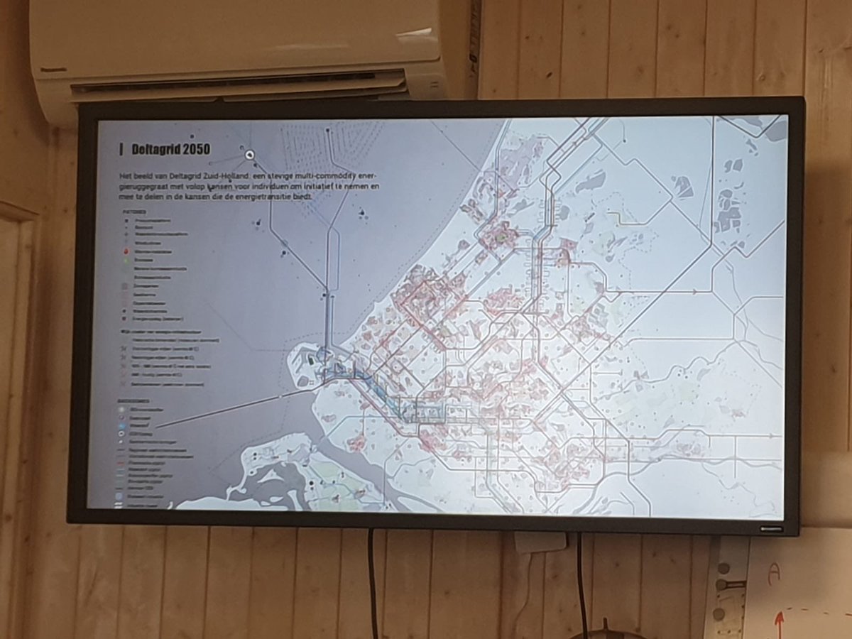 EIBoardZH's tweet photo. En ook presentatie van het concept eindrapport #deltagrid door @arashaaz. Hoe ontwikkelen we een duurzaam, betaalbaar, democratisch en stabiel energiesysteem voor @zuid_holland? Door reststromen zoals warmte en CO2 waarde te geven en inzet van slimme technieken @InternetofEnergy https://t.co/kWoMBtTTWD