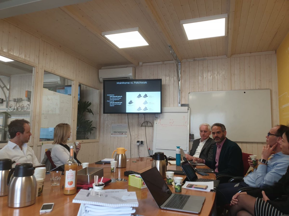 EIBoardZH's tweet photo. En ook presentatie van het concept eindrapport #deltagrid door @arashaaz. Hoe ontwikkelen we een duurzaam, betaalbaar, democratisch en stabiel energiesysteem voor @zuid_holland? Door reststromen zoals warmte en CO2 waarde te geven en inzet van slimme technieken @InternetofEnergy https://t.co/kWoMBtTTWD
