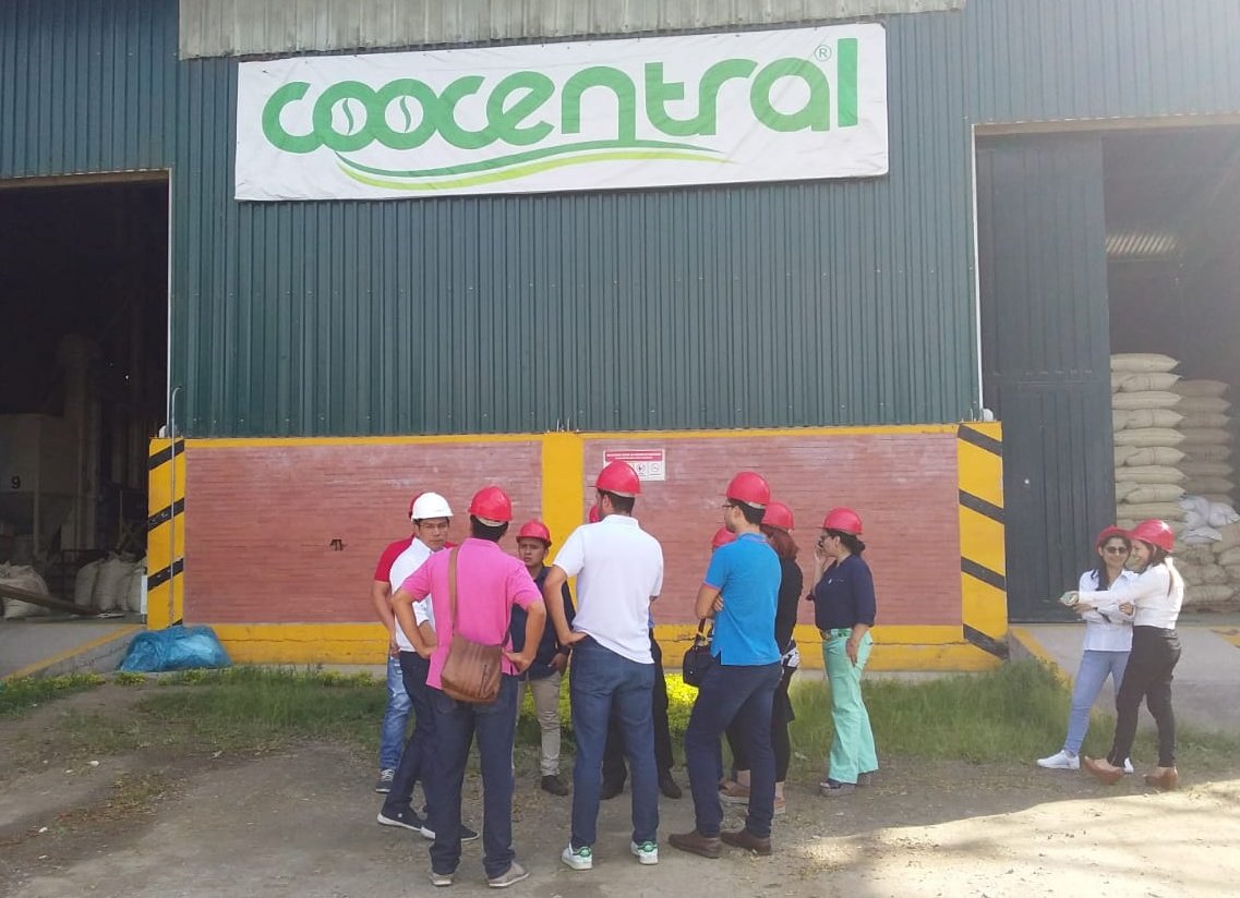 caro_AponteW's tweet photo. Visita a Planta de la Cooperativa Central de Caficultores #coocentral, donde conocimos cada una de las etapas del proceso productivo. Excelente experiencia para los 11 empresarios futuros exportadores. @PROCOLOMBIACO @BarretoLili104 #BenchmarkingExportador https://t.co/YbIyVBNuj9