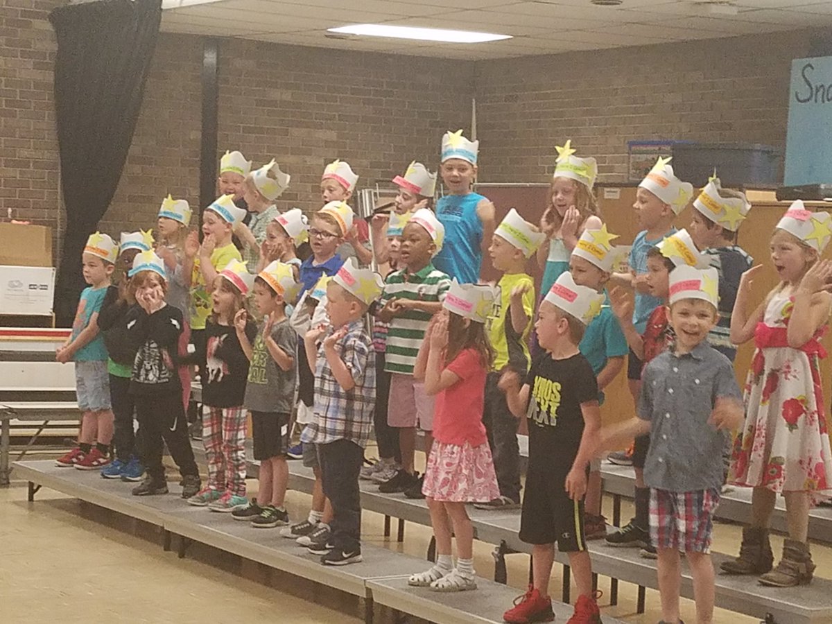 CRCoolidgeElem's tweet photo. AK students celebrated with their parents today! #goingthextramile #wearecrcsd https://t.co/ALCXcWfRxC