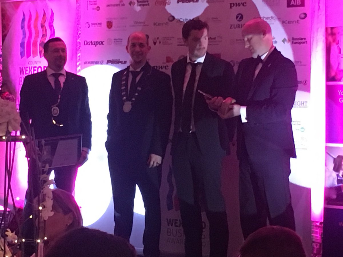 Creaconlodge's tweet photo. Creaconโs Jonathan Keenan presenting the Wexford Overall Businness of the Year award at the #wexbizawards as the New Ross chamber president ๐
#Countycollaboration #countywexford #localiskey https://t.co/tvdjRTrNdL
