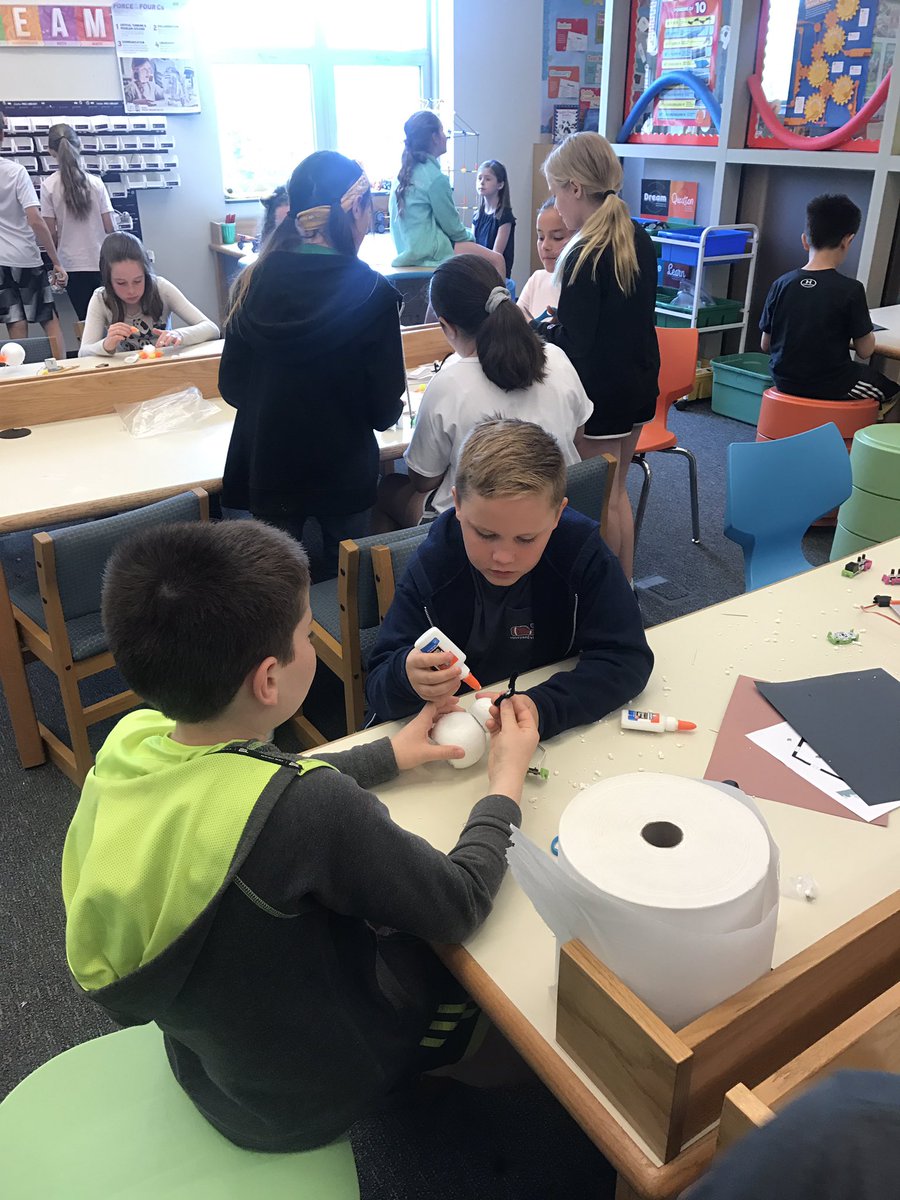UESLibrary's tweet image. In #Makerspace, 4th and 5th grade students finished their Techno Jungle projects. They created characters with special powers using everyday supplies and littleBits modules. Some characters make noise and have LED glowing eyes, moving heads, or wagging tails! 🐵🐧🐨🐶🦉