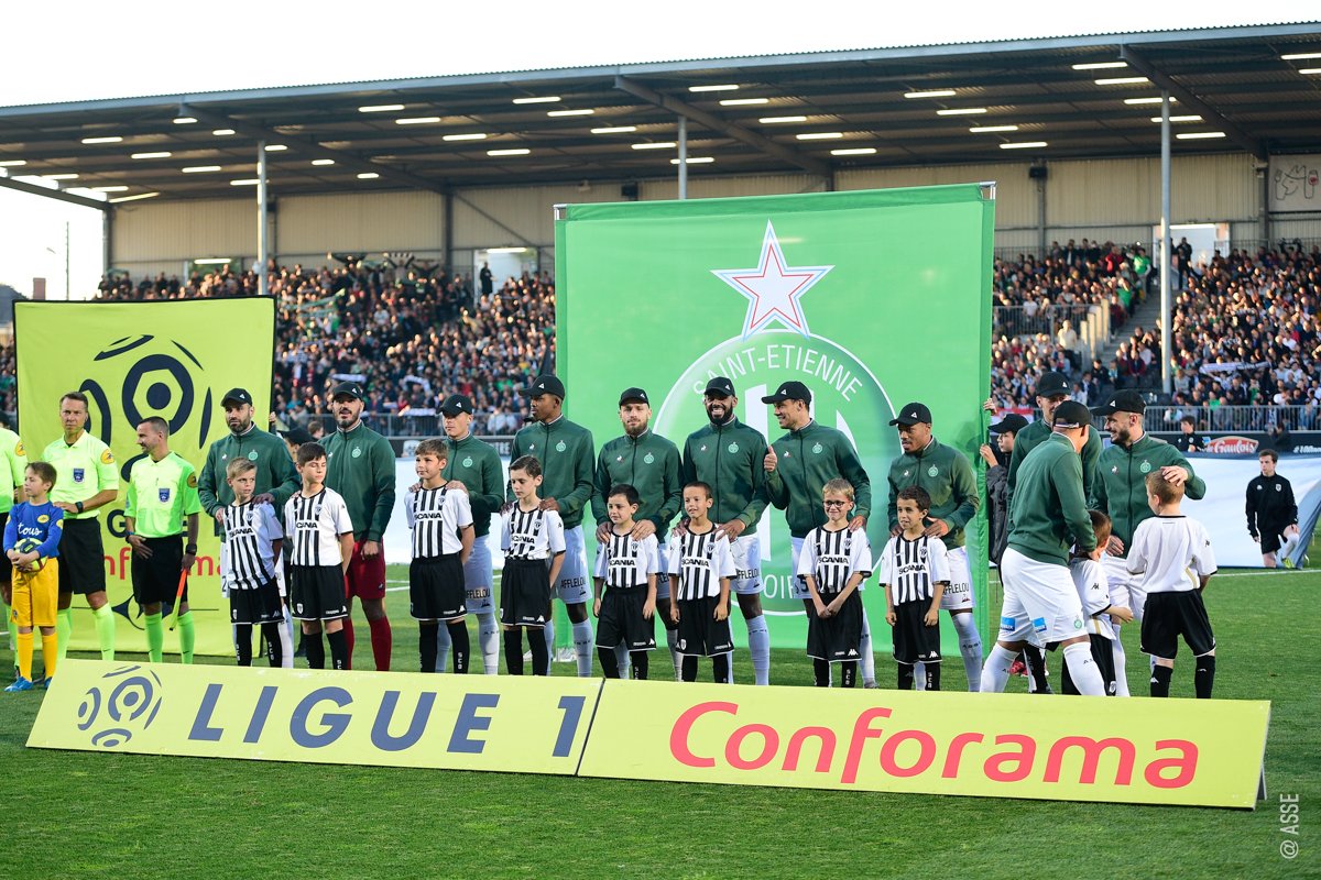 ASSEofficiel's tweet photo. 🎙️ #Gasset : "Je ne savais pas que tout l’équipe porterait une casquette. C’est sympathique ! Mes joueurs ont beaucoup d’humour. Cela veut dire que tout le monde s’apprécie." https://t.co/AX8KxMbreZ