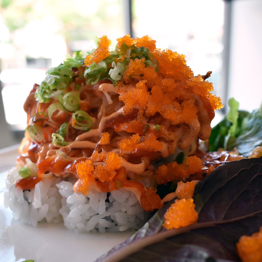SlurpingTurtle's tweet image. Maki of the Month :: Volcano Roll — spicy tuna, baked kani kama salad, scallion, masago, spicy mayo #holidayweekend #memorialdayweekend #maki #volcanoroll #spicytuna #kanikama