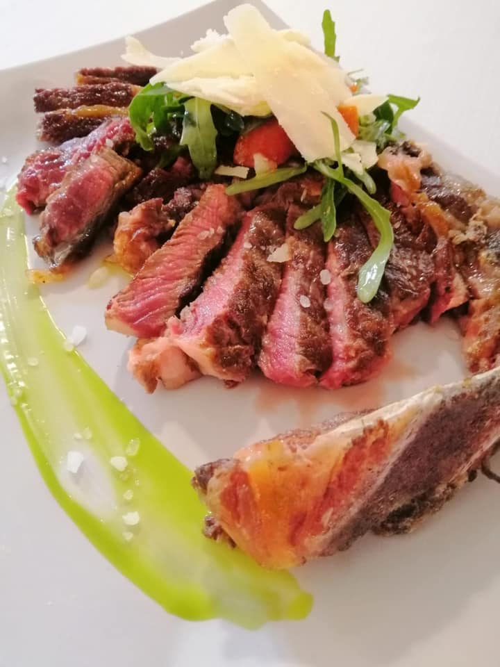 Tagliata di #WAGYU REALE 👑 
Attenzione, può creare dipendenza! 😜🤤 
•
•
•
•
•
#carne #wagyu #wagyubee f #wagyusteak #scagliediparmigiano #lovefood #italyfoodpornnapoli #RISTORANTEDONATO #CALVIZZANO