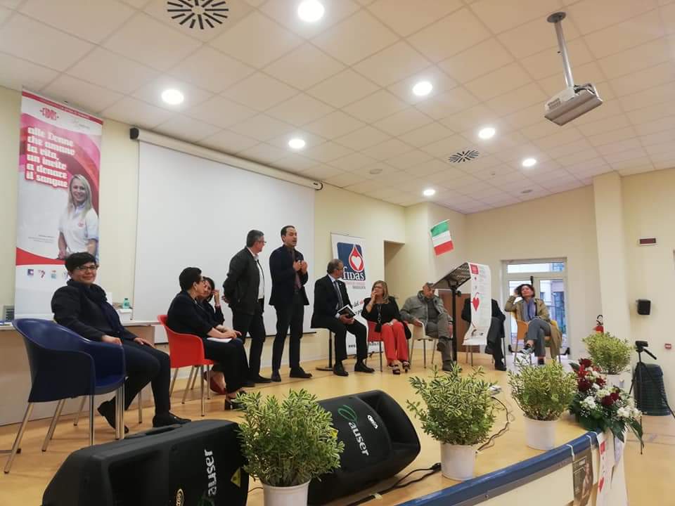 roccofranciosa's tweet photo. Onorato di far parte di una gran bella famiglia @fidasbasilicata ❤Viva la donazione 😍 @FIDASnazionale
Felice di aver contribuito a costruire un pezzo importante di 40 anni di #storia e di aver fondato a #Barile insieme a tanti amici la @fidasbarile 
#donasanguedonavita #iodono https://t.co/YbiQzSd7aR