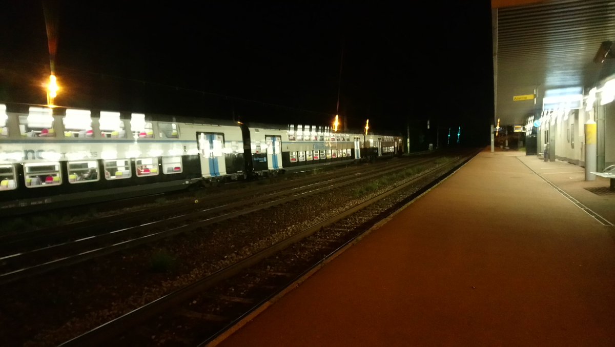 Teoz_Prod's tweet photo. Elle éclaire même la gare ! https://t.co/AuDDpNn5Vr