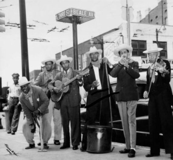 TunicaBlues's tweet photo. 💙💙💙💙💙💙💙💙💙
Behold the glory of the Memphis Jug Band on Beale Street! https://t.co/OIFpJxvCn0