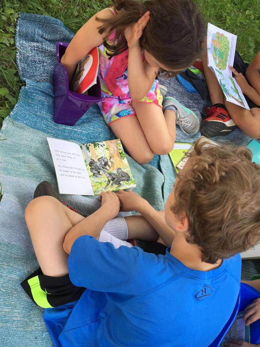 MissMooresClass's tweet photo. So lucky to have the sweetest buddies and the most beautiful outdoor space to enjoy books in! @JasmineAzimi @BrownsvilleES https://t.co/cNru7iNG1p