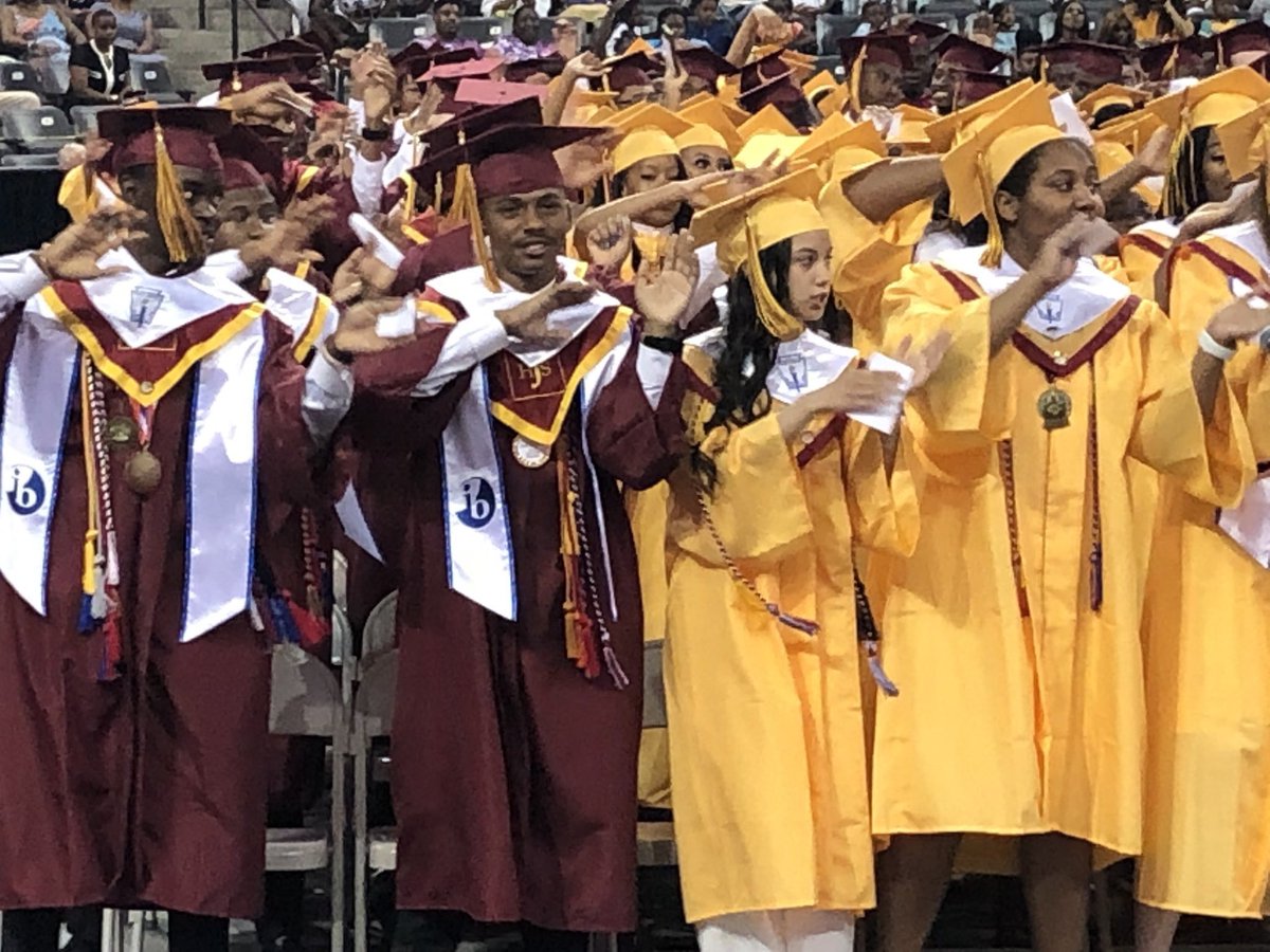 BOEAPS's tweet photo. 🗣MJJ ALLLL DAY! MJJ ALLLL DAY! With complete joy and happiness, we congratulate the 2019 class of @MHJHS_DSE! We are excited about your future and know that you all will go and do some amazing things. Do know we love you and will always be here for you! #GradNation2019 🎓🎓👏🏽 https://t.co/vXPpTJCwgh