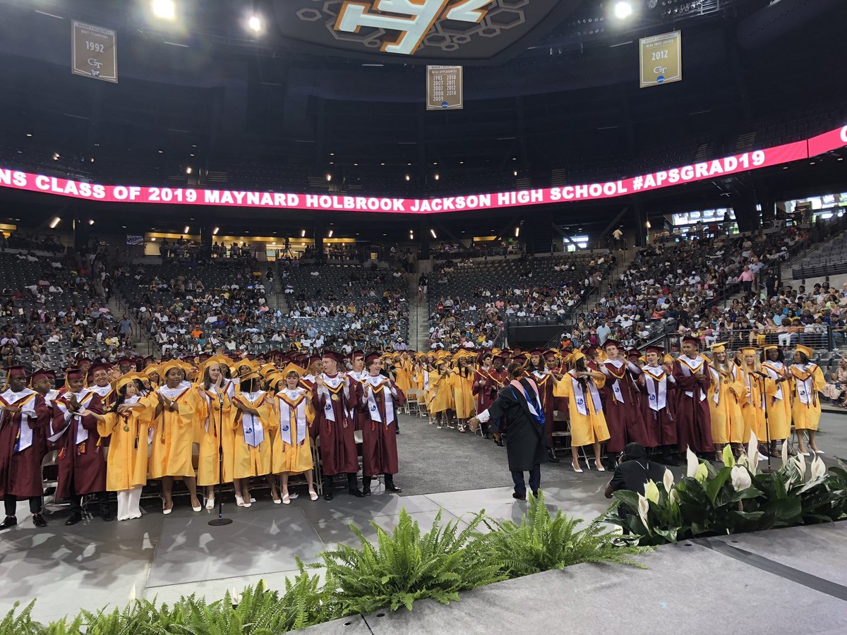 BOEAPS's tweet photo. 🗣MJJ ALLLL DAY! MJJ ALLLL DAY! With complete joy and happiness, we congratulate the 2019 class of @MHJHS_DSE! We are excited about your future and know that you all will go and do some amazing things. Do know we love you and will always be here for you! #GradNation2019 🎓🎓👏🏽 https://t.co/vXPpTJCwgh