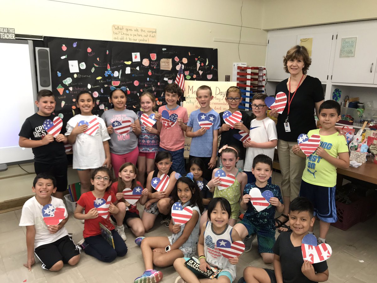 patriciaeyer's tweet image. Thank you to all @WOSnews Ss for creating a patriotic heart to give to  “gold star” families. Special thank you to #MsMaureenKelly #MrsLukeWOS for initiating our tributes to those who died while actively serving our country🇺🇸🇺🇸🇺🇸🇺🇸
