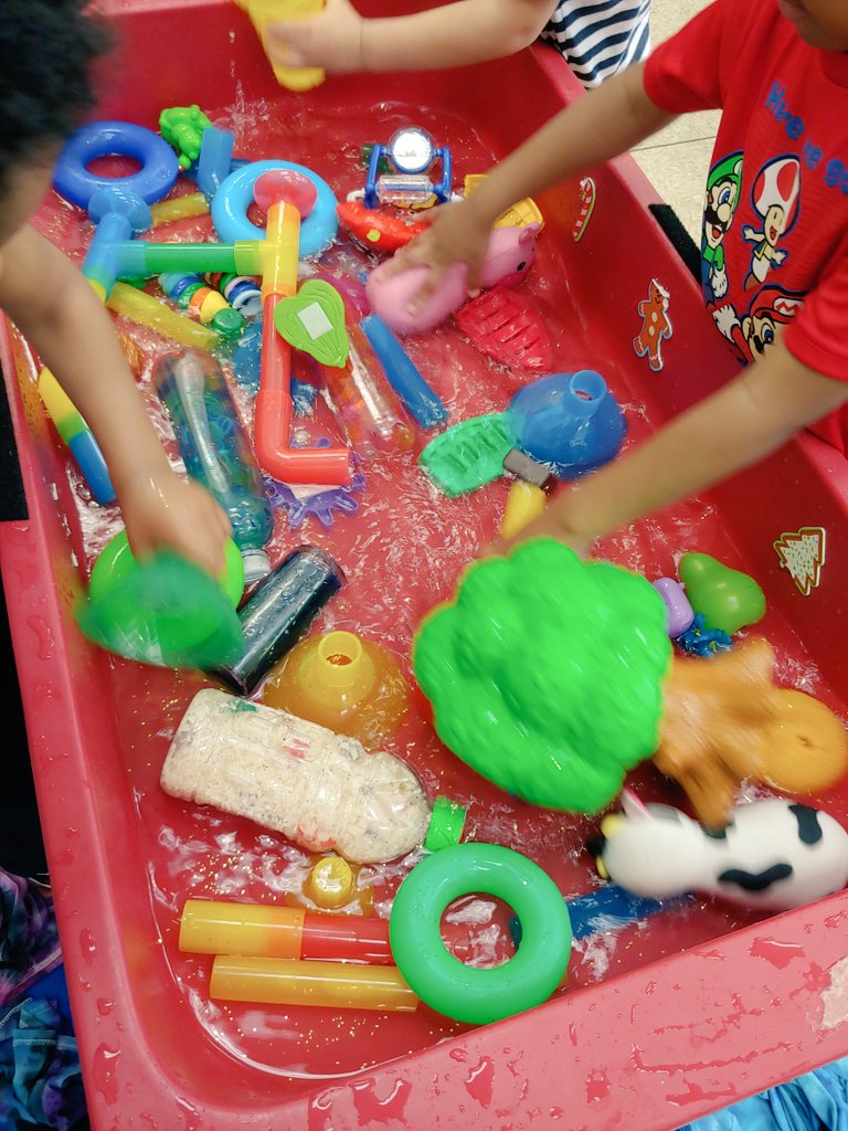 HeleneGroves3's tweet photo. M is for #makingmemories #music and of course #makingmesses!
Glitter water play and red/white/blue paintings.
#alphabetcountdown #preschool @Morrismarijack @Campfield_ELC https://t.co/rXjRtMkMfz