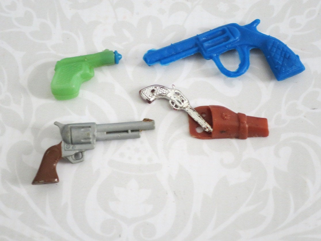 swirlingO11's tweet photo. Vintage Mini Gumball Machine Prizes, Vintage Premiums Prizes Charms, Kawaii Mini Plastic Gun Charms, Cracker Jack Gumball Prizes https://t.co/Xw1wRjNAC6 #EtsyTeamUnity #tmtInsta ##EtsyShops #etsyspecialt #GameCharms https://t.co/7S0Bcm81il