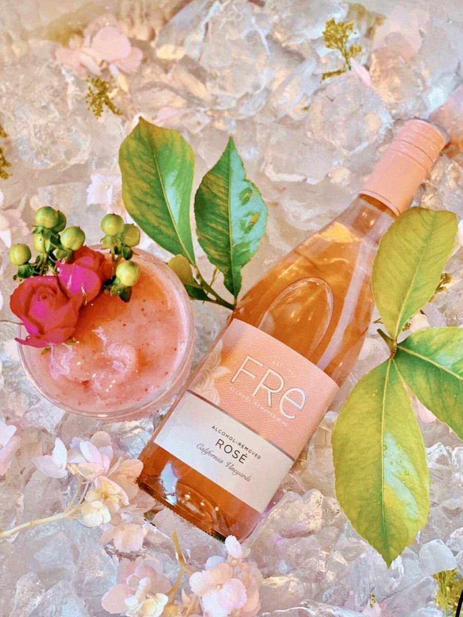 Is there anything better than Frosé?
[📸 : @jozieschub]
josieschub.com/pregnancy-mom-…