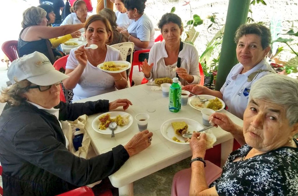 alcaldiaocana's tweet photo. En conmemoración al día de la madre, el Área del Adulto Mayor de la Administración de @MiriamPradoC, llevó a un grupo de abuelitas del programa al Santuario del Agua de la Virgen, donde compartieron una eucaristía, desayuno y actividades lúdico recreativas. https://t.co/fq2qLWHgcR